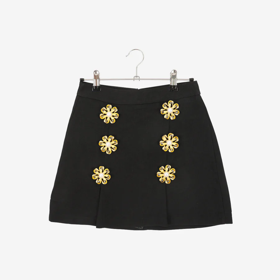 Saia calção Preta com Botões Dourados Florais