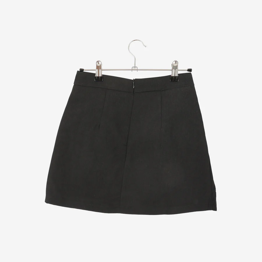 Saia calção Preta com Botões Dourados Florais - Image 3